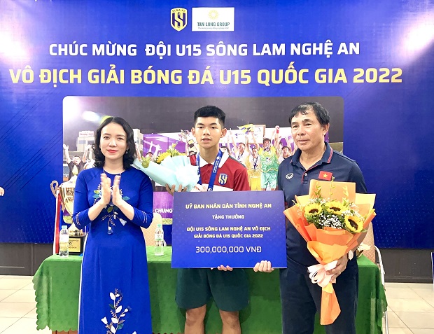 Tỉnh Nghệ An chúc mừng và trao thưởng đội U15 SLNA